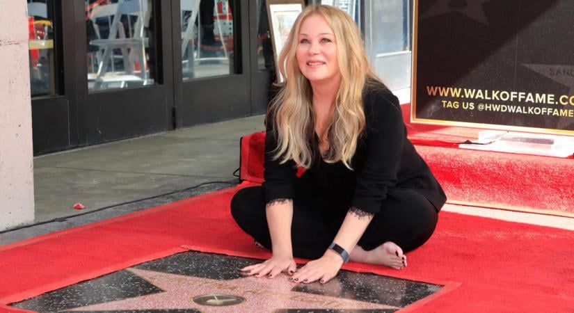 Hosszú hallgatás után meglepő felvétellel jelentkezett a gyógyíthatatlan beteg Christina Applegate – videó