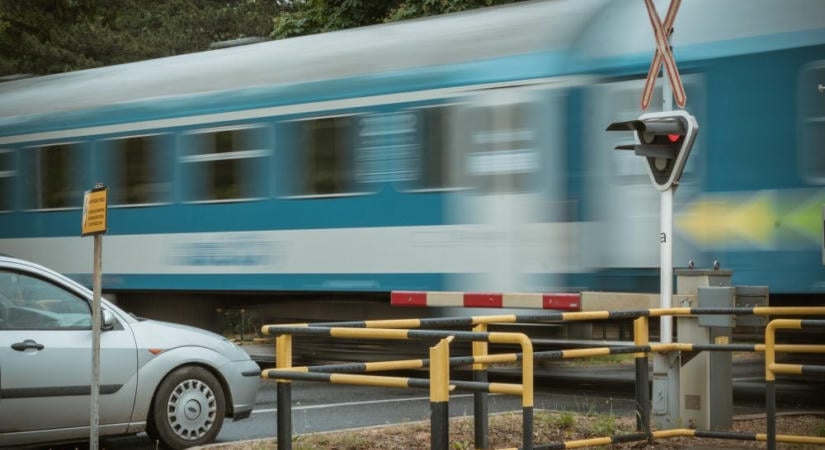 Káosz a vasúti közlekedésben, leszakadt a vezeték Szolnokon