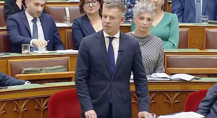 Jó hír! Csökkenő szja-t, dupla családi pótlékot, bér- és nyugdíjemelést jelentett be Magyar Péter