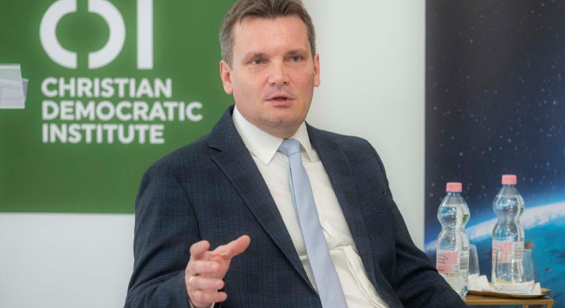 „Tényleg olyan eszement dolgokkal kell foglalkozni, mint a Harcosok klubja?”