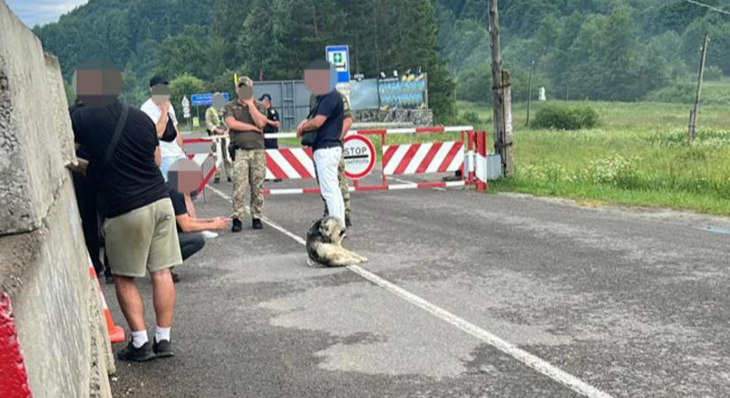 Őrizetbe vették a Nemzeti Gárda őrnagyát, aki három hadkötelest szállított pénzért a szlovák határra