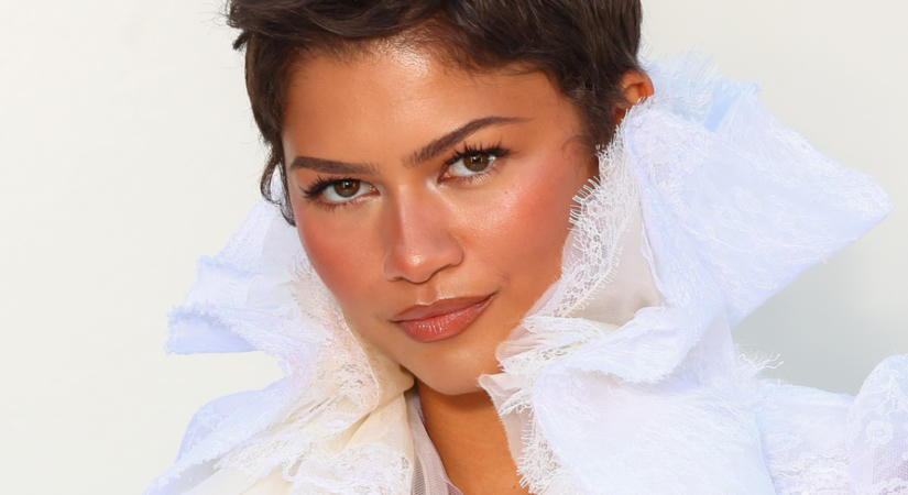 A párizsi divathét legnagyobb botránya: Zendaya tiszteletlenül viselkedett Brigitte Macronnal - videó
