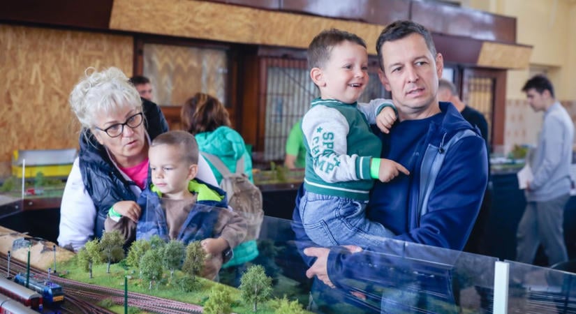 Olyan vonatok érkeztek a Gömöri pályaudvarra, amilyeneket ritkán látni – fotók, videó