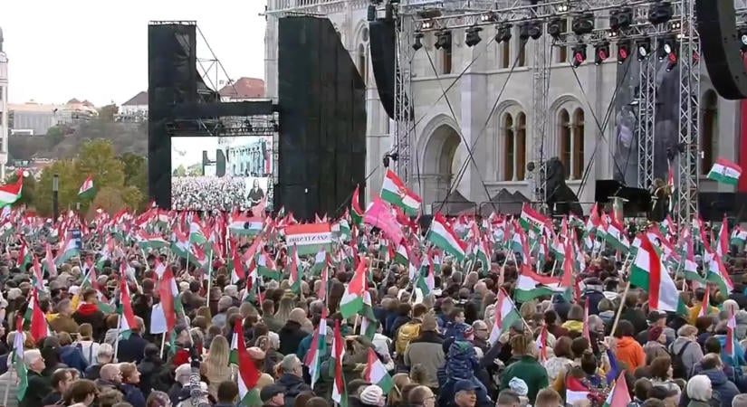 Magyar Péter a Kossuth téren emlékezik meg '56 október 23-ról