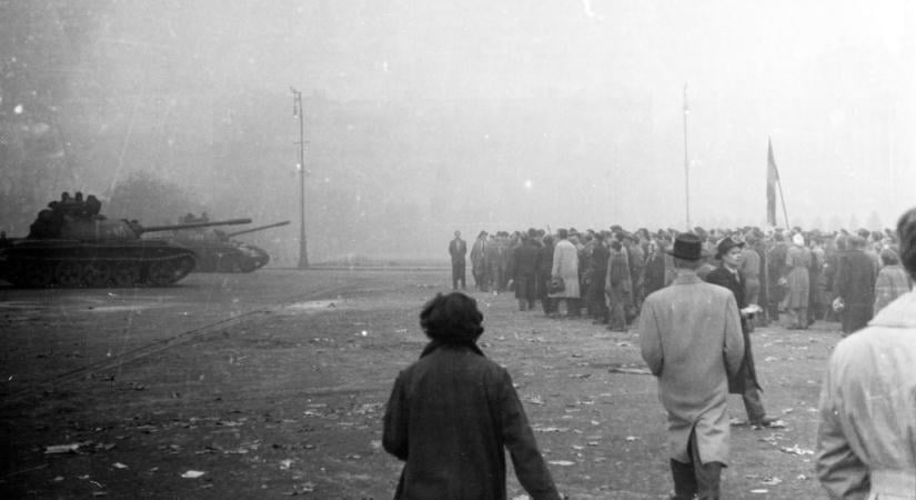 Szovjet tankok tüzeltek fegyvertelen magyarokra a véres csütörtökön
