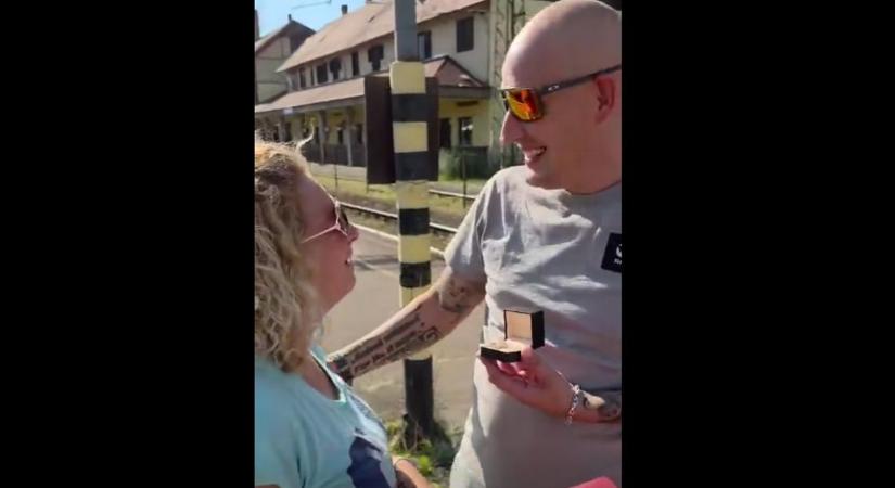 Ritka pillanat a szentlőrinci vasútállomáson: megható VIDEÓN a lánykérés!