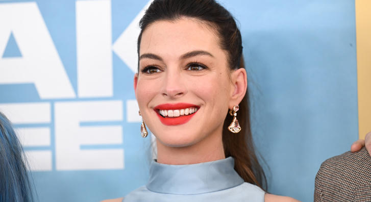 Anne Hathaway olyan merész szettben pózolt a vörös szőnyegen, hogy sikerült zavarba hoznia rajongóit