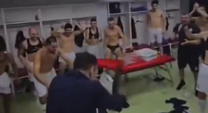 Videón, ahogy egy focicsapat elnöke az öltözőben szórja ki a bónuszt