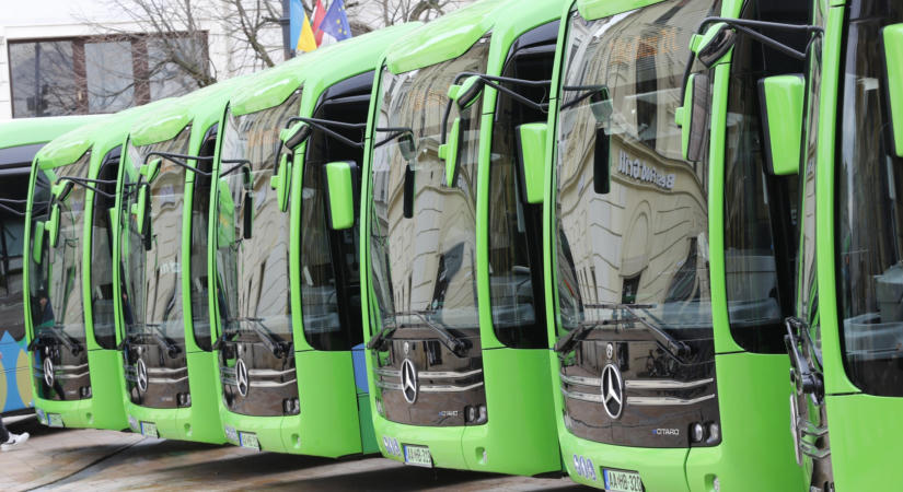 Változik a pécsi buszmenetrend, visszatérnek az iskolai és gyorsjáratok