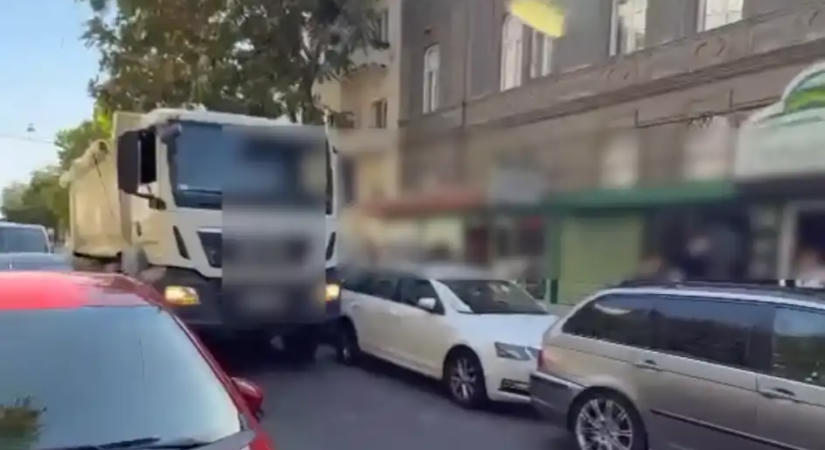 Billencses teherautó rongált meg több parkoló autót a zuglói Gizella úton - Videó is készült az esetről