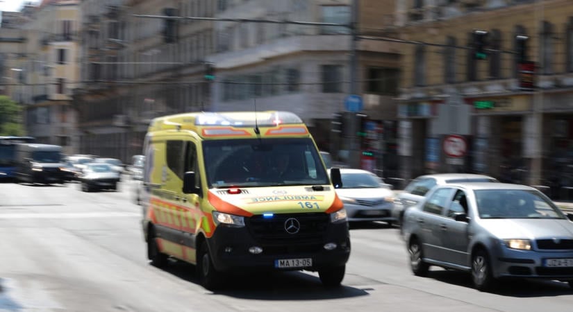 Öt ember megsérült, miután mentővel ütközött egy autó Kőbányán