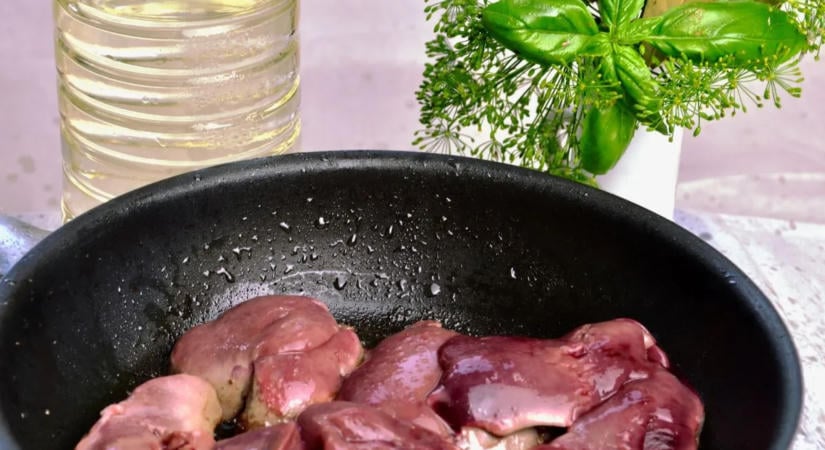 Nem fröcsköl a máj, ha megszurkáljuk? Kipróbáltuk, tényleg működik-e – VIDEÓ!