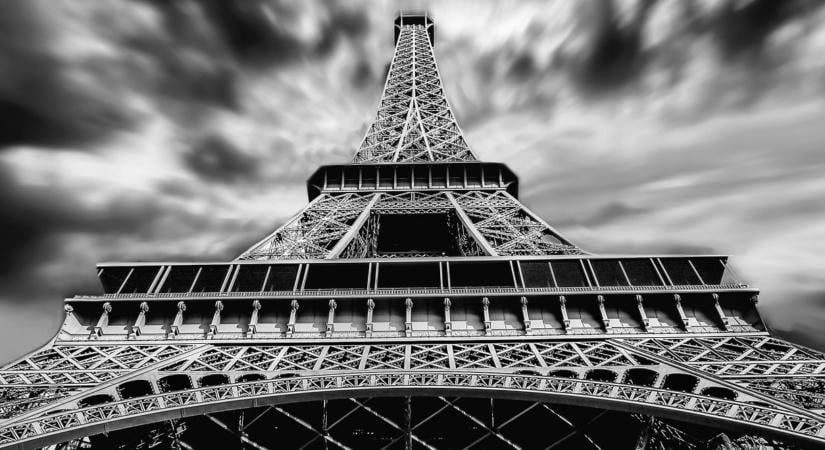 Botrány az Eiffel-toronyban: férfiakra cserélték a nőket