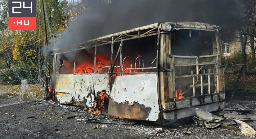 Az oroszok kilőttek két, ukrán civileket szállító buszt, 33 halott