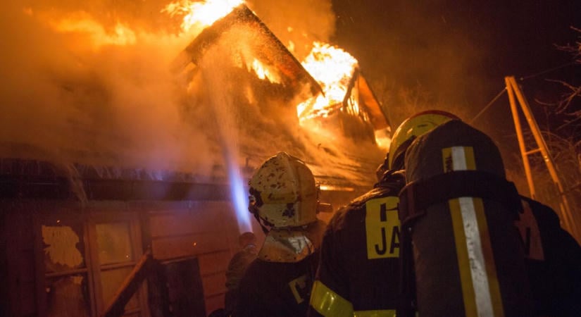 Tűz pusztított egy fajszi melléképületben, lakóházra is átterjedtek a lángok