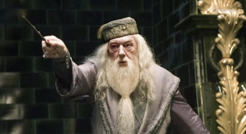 „Annyira nevettem, hogy kiesett a tamponom” – pályatársai vallottak a Dumbledore-t alakító Michael Gambonról
