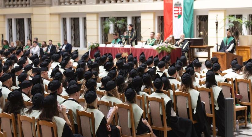Rengetegen vehették át oklevelüket a Debreceni Egyetem Gazdaságtudományi Karán  fotókkal, videóval