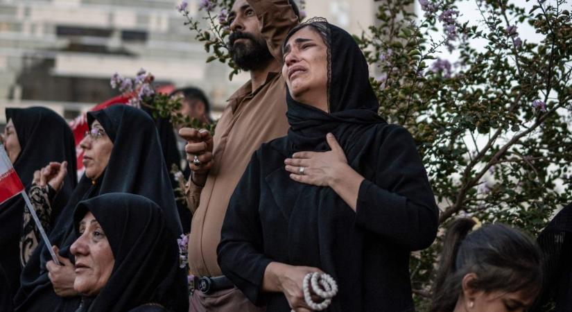 Négy hónap után eltemették Hamenei ajatollahot
