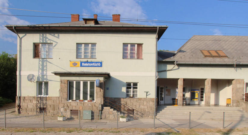Veszélyben a balatoni állomásépületek? Vitatott átépítési tervek az északi és déli parti vasútvonalakon