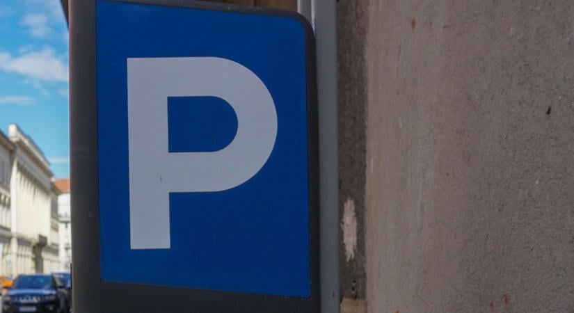 Korlátlan idejű ingyen parkolás – ez lenne a vasútállomásnál?!