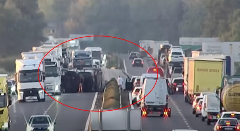 Keresztbe fordult, majd a túloldalra zuhant egy kamion az autópályán