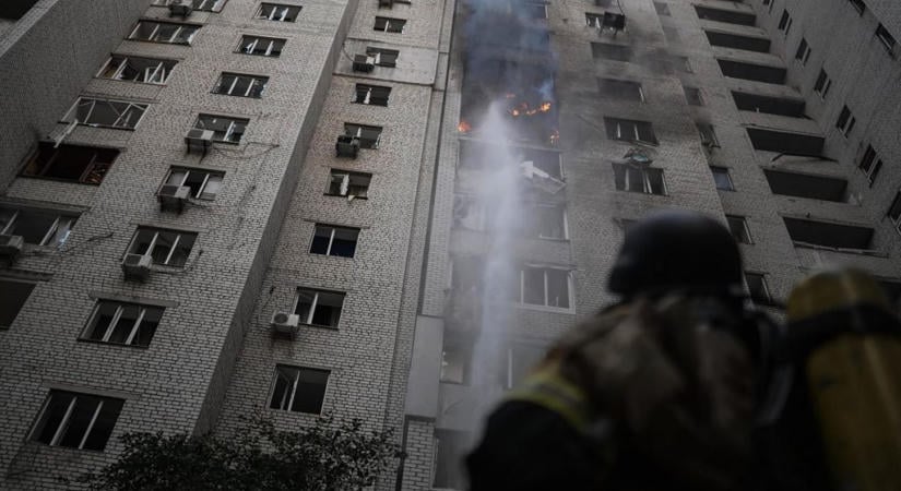 Egy fiú meghalt, 19-en megsérültek a kijevi dróntámadásokban
