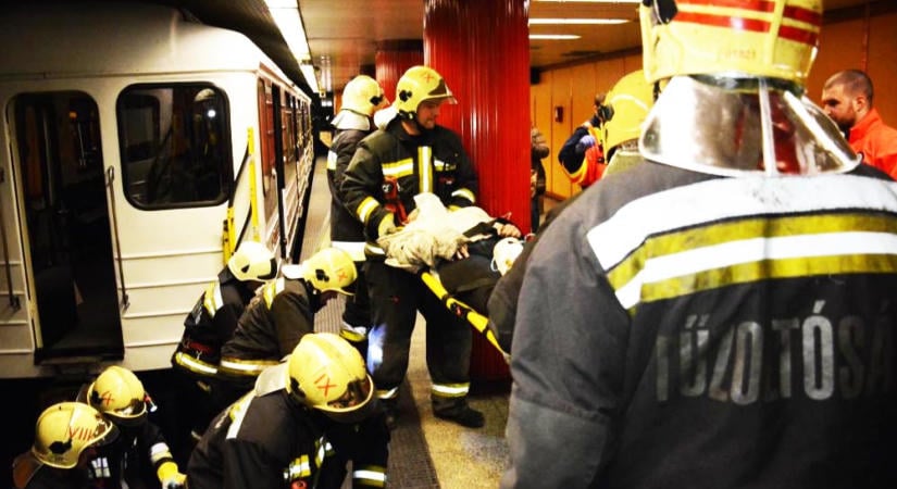 Elgázolt a metró egy embert Corvin-negyednél, leállt a közlekedés