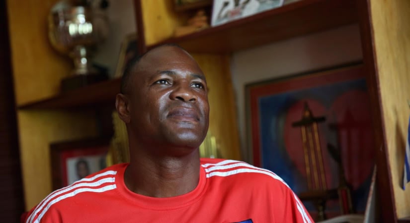 Előkerült egy videó, amin a háromszoros olimpiai bajnok bokszlegenda a szemeteszsákok között guberál