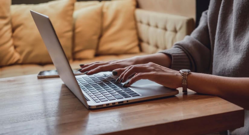 Évtizedes tabut dönt meg az Apple: teljesen új MacBookot dobnak piacra, ilyet még soha nem csináltak