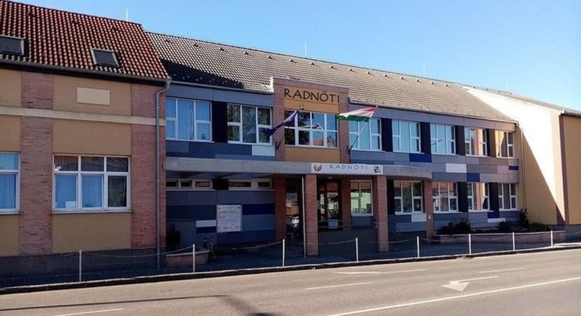 Lapul a padláson, a szekrényben régi bizonyítvány, osztálykép vagy iskolaköpeny? – Ezt kéri az iskola