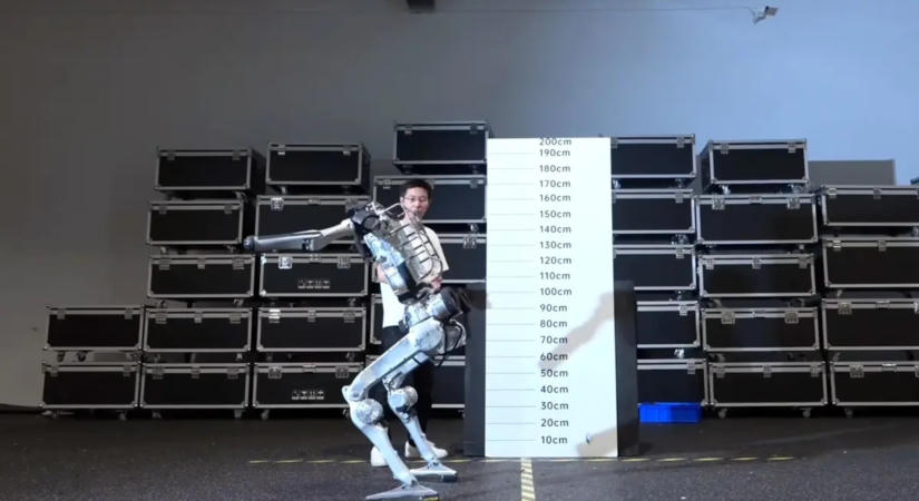 Usain Boltnál is gyorsabb, az embernél is magasabbra ugrik a kínau Unitree új robotja, Superman
