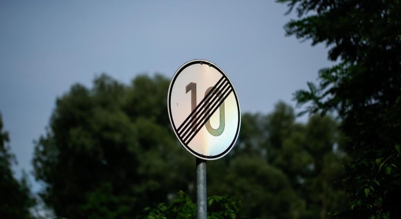 Egy miskolci KRESZ-táblán kacag az internet, teljes joggal