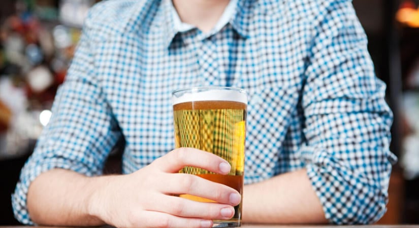 Így hat az alkohol a testre életkor alapján – Nem hinnéd, mikor lehet sok egy-két deci bor is