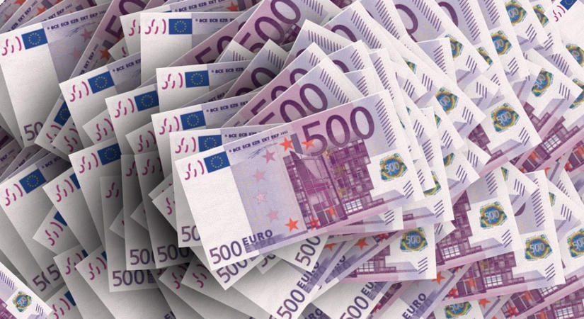 Meglepő fordulat: rekordösszegben menekítik devizába a pénzüket a magyar háztartások