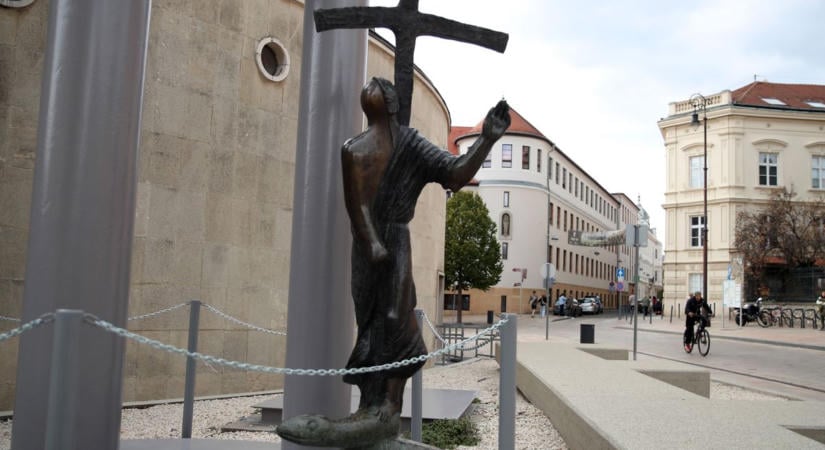 Megnyúzták, keresztre feszítették, és ott áll a város főterén – hátborzongató történetet őriz a pécsi szobor