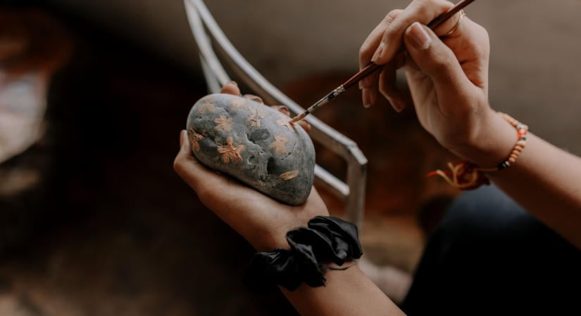 Kavicsfestés lépésről-lépésre – a kicsiket is bevonhatod