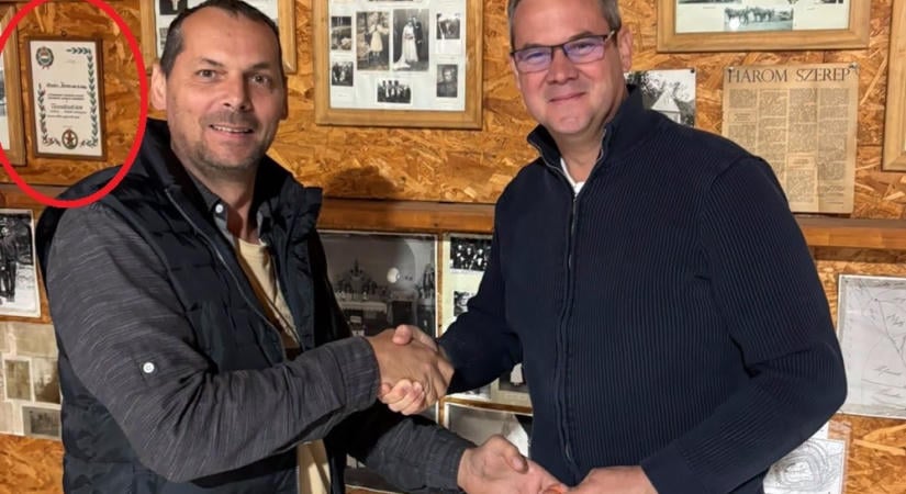 Vörös csillag előtt fotózkodott Takács Péter