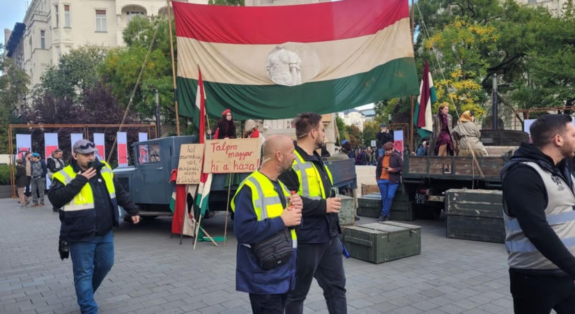 Idill és fesztiválárak a Kossuth téren