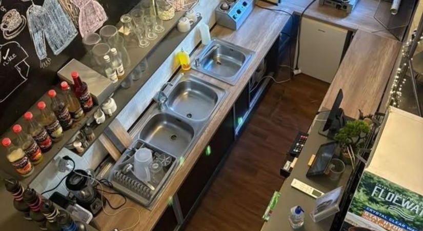 Újabb csapás a belvárosnak: 10 sikeres év után kint az eladó tábla a miskolci vendéglátóhelyen!