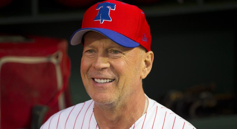 Bruce Willis 9 éves kislánya hihetetlenül édes módon segít demenciában szenvedő apjának