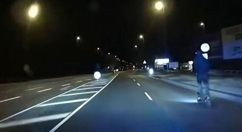 Videó: 100 kilométer/órával, láthatatlan fantomképet száguldott az éjszakában a kamasz rolleres