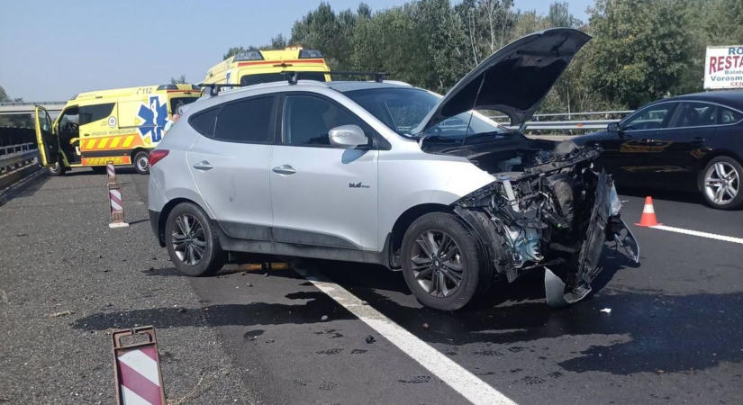 Szalagkorlátnak ütközött egy autó az M7-esen, félpályás útzár mellett mentették az utasokat
