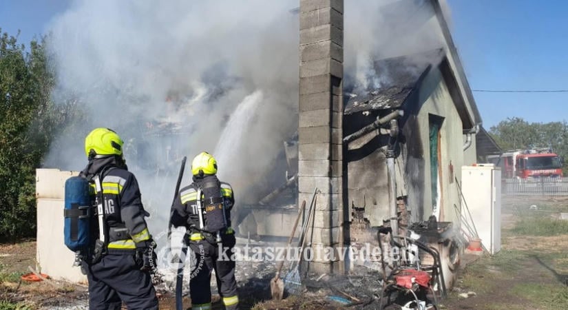 Két tűzesethez is riasztották a tűzoltókat: Tiszatenyőn egy tanya, Tószegen egy ikerház gyulladt ki