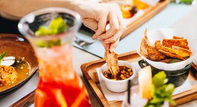 Balatoni hal, magyaros klasszikusok és egy csipetnyi Ázsia – A Kis Tihany Beach Bistro könnyen maradásra csábít