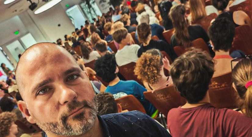 A Tisza-kormány képviselőjével tart tanévnyitót ezekben a percekben is tucatnyi olyan szélsőséges, destruktív szervezet, mint amilyen az Amnesty International, a Labrisz vagy a Háttér Társaság