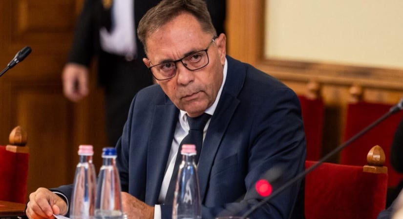 Újabb botrány? Suttyomban gyerekeket videózott egy fideszes a Parlamentben