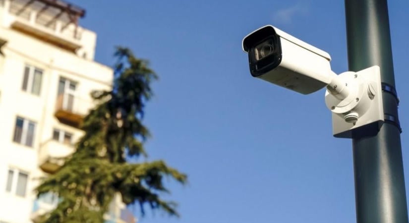 Sokkoló jelenet: biztonsági kamera rögzítette, ahogy egy nő felgyújtja magát Újbudán