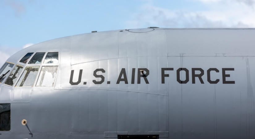 Váratlanul fegyveres jelenléttel és úttorlaszokkal megerősítették a fairfordi amerikai légibázis védelmét