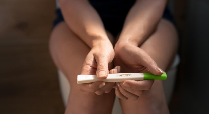 Mosoly, gratuláció, aztán otthon sírás – csendben emészti fel a párokat a láthatatlan küzdelem