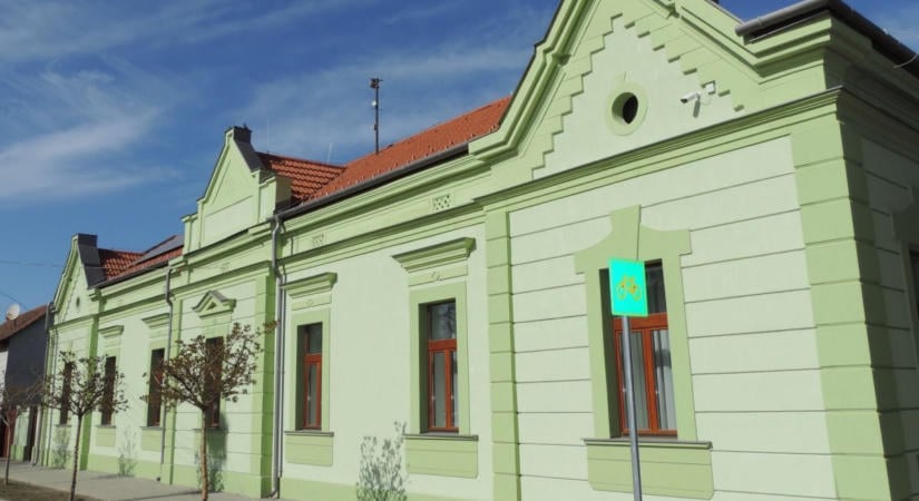 Polgár Jenő beköltözött a községházára, még a polgármester asztalát is elfoglalta